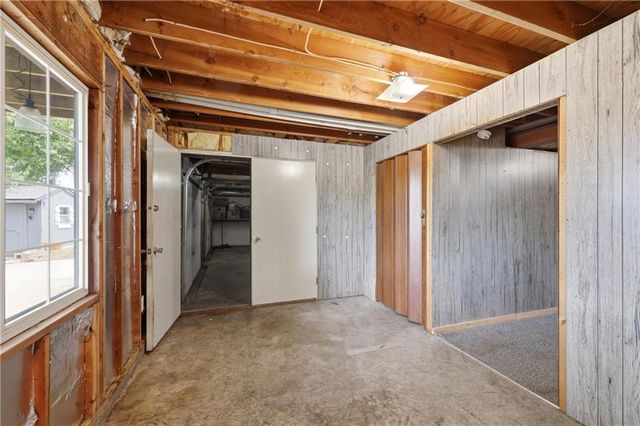 302 SW 24th Street, Oak Grove, MO 64075