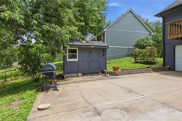 302 SW 24th Street, Oak Grove, MO 64075