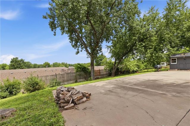 302 SW 24th Street, Oak Grove, MO 64075