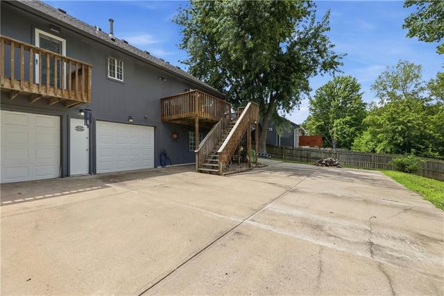 302 SW 24th Street, Oak Grove, MO 64075
