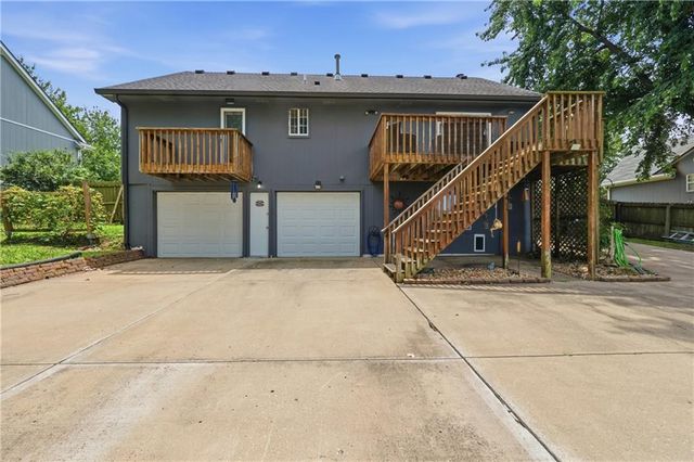 302 SW 24th Street, Oak Grove, MO 64075