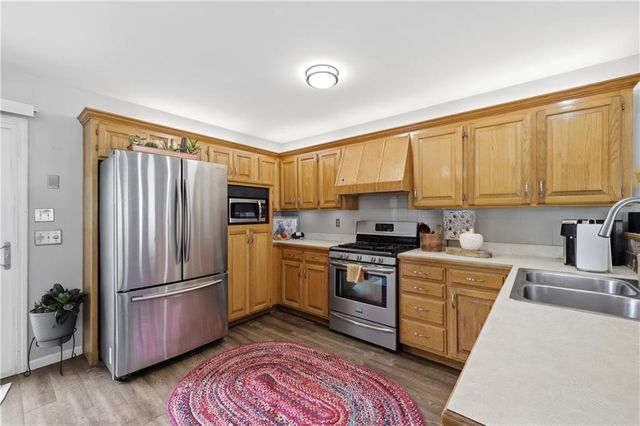 302 SW 24th Street, Oak Grove, MO 64075
