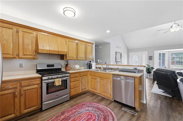 302 SW 24th Street, Oak Grove, MO 64075