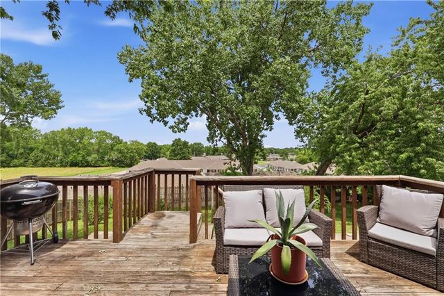 302 SW 24th Street, Oak Grove, MO 64075