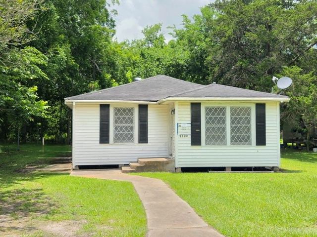 3222 Nolan Avenue, Bay City, TX 77414