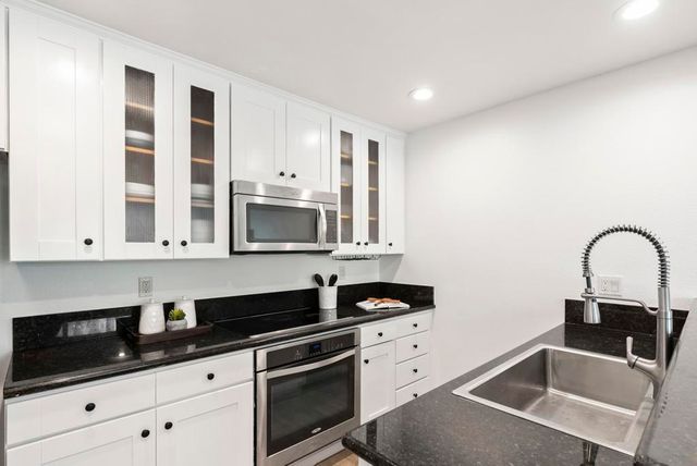 8503 Villa La Jolla Dr E, La Jolla, CA 92037