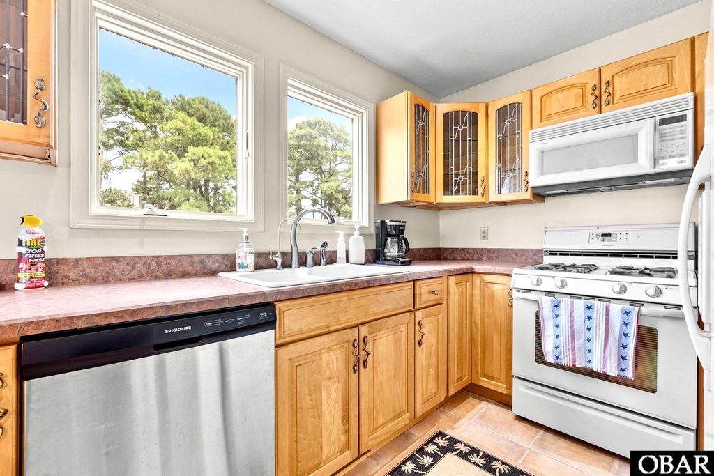 Image 10 of property listing at 2307 Bay Drive, Kill Devil Hills, NC 27948