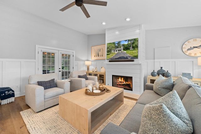413 Hillcrest DRIVE, Fontana, WI 53125