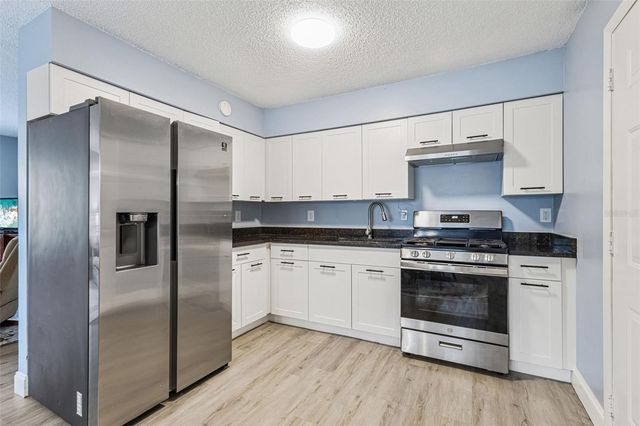 690 E JACKSON AVENUE, Mount Dora, FL 32757