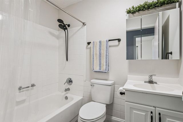 690 E JACKSON AVENUE, Mount Dora, FL 32757