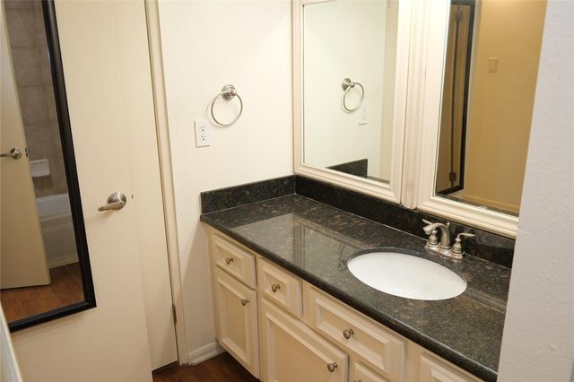 2001 Bering Drive 2F, Houston, TX 77057