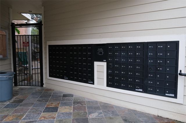 2001 Bering Drive 2F, Houston, TX 77057