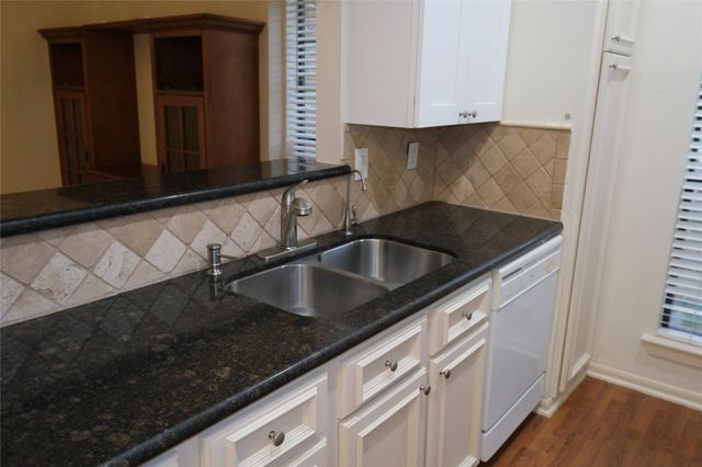 2001 Bering Drive 2F, Houston, TX 77057