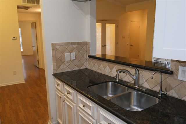 2001 Bering Drive 2F, Houston, TX 77057