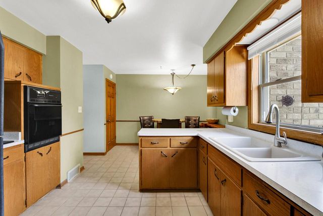 W64N353 Madison AVENUE, Cedarburg, WI 53012
