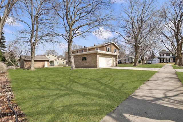 W64N353 Madison AVENUE, Cedarburg, WI 53012