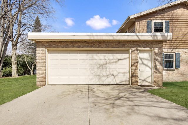 W64N353 Madison AVENUE, Cedarburg, WI 53012