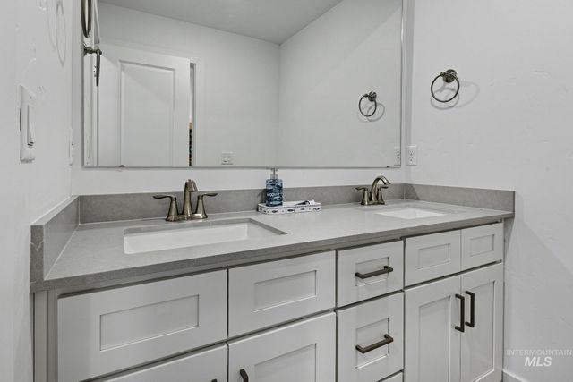 11390 Aspen Hill Dr, Caldwell, ID 83605