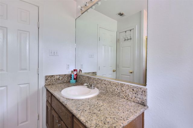 725 Green Valley DR NE, Bastrop, TX 78602