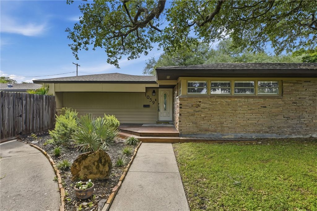1059 S Mccampbell St, Aransas Pass, TX 78336 — exterior