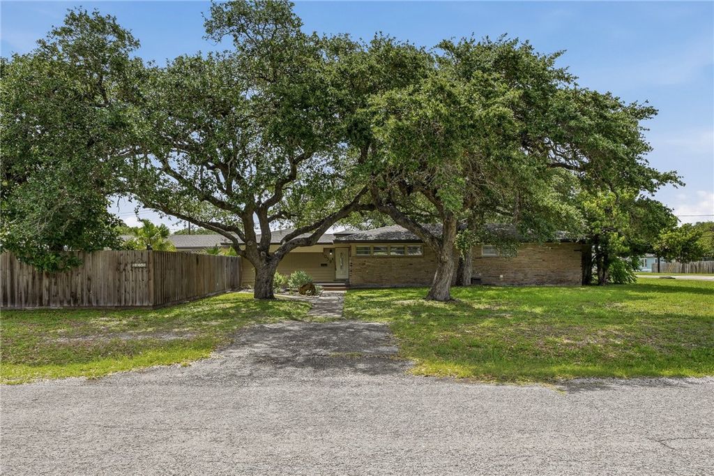 1059 S Mccampbell St, Aransas Pass, TX 78336 — photo 2