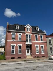 710 W 3RD Street, Davenport, IA 52802