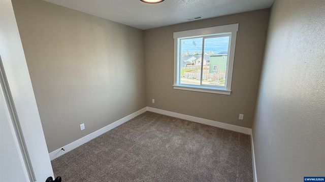 602 NE Kerns Dr, Dallas, OR 97338