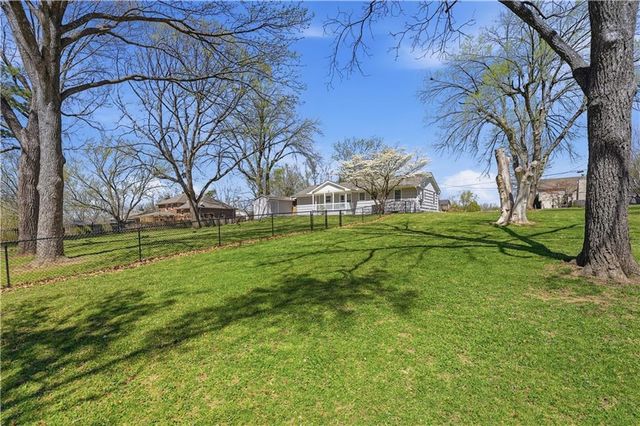 2602 NW VESPER Street, Blue Springs, MO 64015