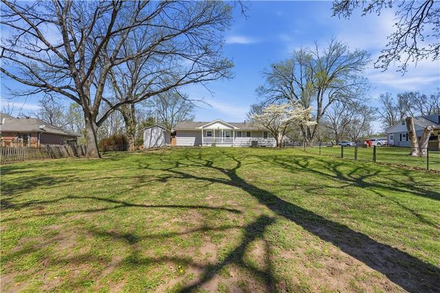 2602 NW VESPER Street, Blue Springs, MO 64015