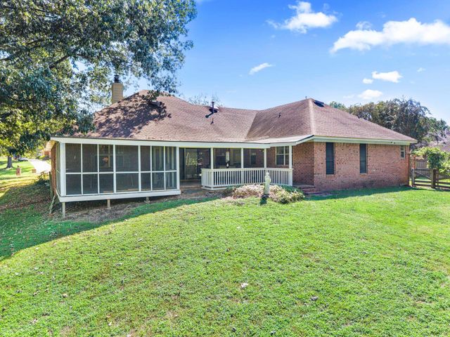 360 LYNDSEY DR, Brighton, TN 38011