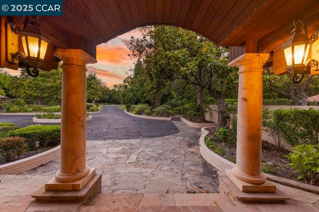 940 Reliez Station Ln, Lafayette, CA 94549