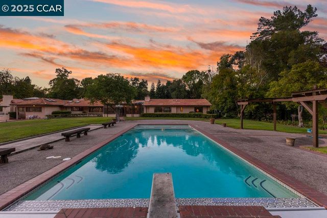 940 Reliez Station Ln, Lafayette, CA 94549