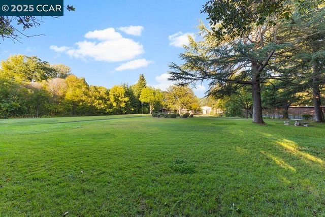 940 Reliez Station Ln, Lafayette, CA 94549