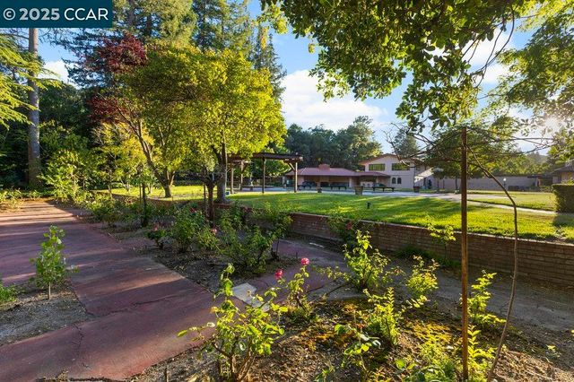 940 Reliez Station Ln, Lafayette, CA 94549