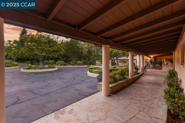 940 Reliez Station Ln, Lafayette, CA 94549