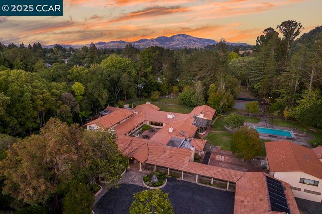 940 Reliez Station Ln, Lafayette, CA 94549