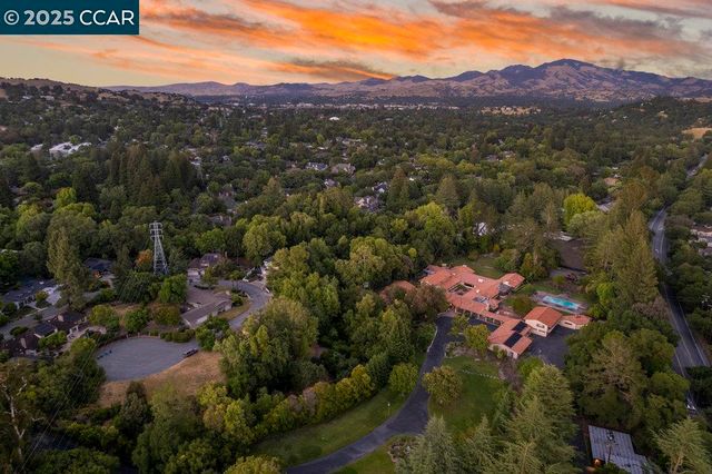 940 Reliez Station Ln, Lafayette, CA 94549