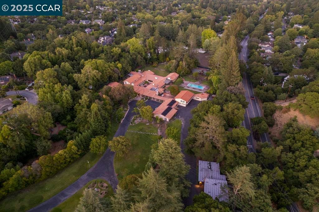 Image 2 of property listing at 940 Reliez Station Ln, Lafayette, CA 94549