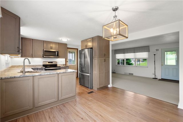 323 Old Clairton Rd, Jefferson Hills, PA 15025