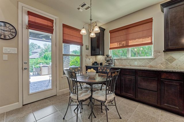18 Shire Glen Place, The Woodlands, TX 77354