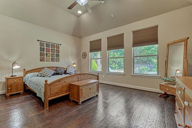 18 Shire Glen Place, The Woodlands, TX 77354