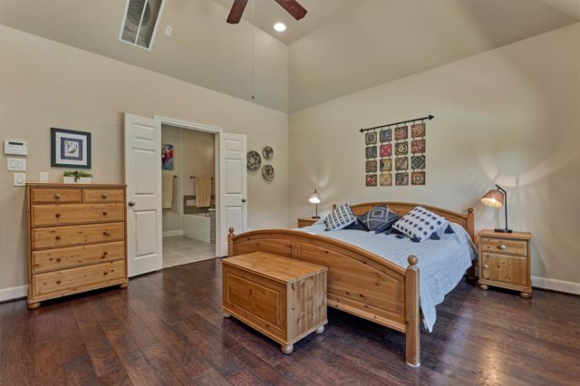 18 Shire Glen Place, The Woodlands, TX 77354