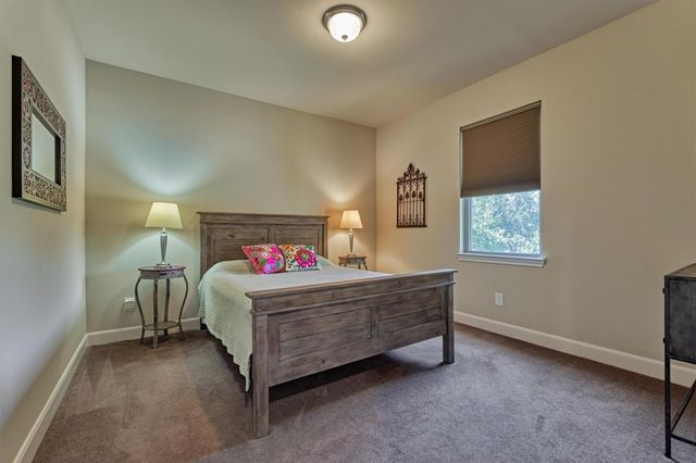 18 Shire Glen Place, The Woodlands, TX 77354