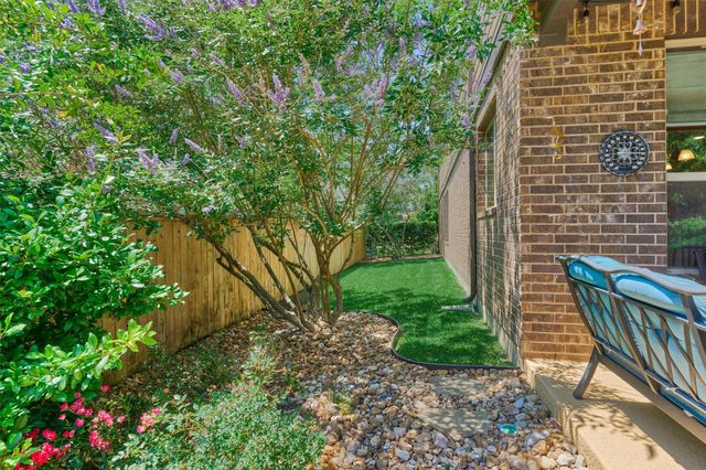 18 Shire Glen Place, The Woodlands, TX 77354
