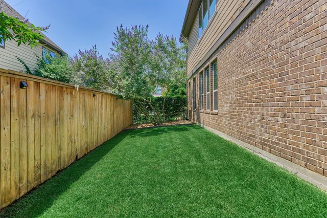 18 Shire Glen Place, The Woodlands, TX 77354