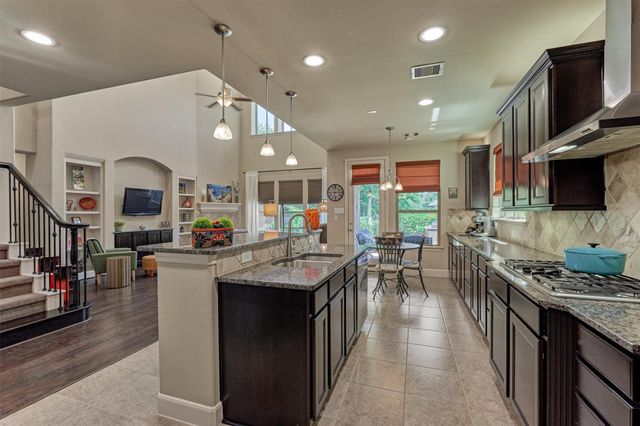 18 Shire Glen Place, The Woodlands, TX 77354