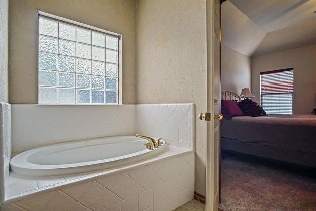 6712 SW Driftwood Dr, Lawton, OK 73505