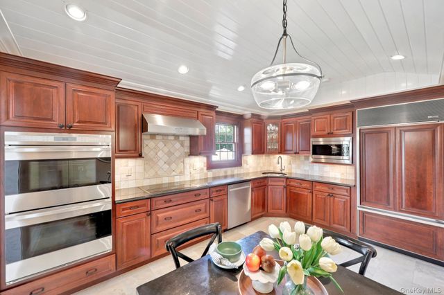 137 Weyford Terrace, Garden City, NY 11530