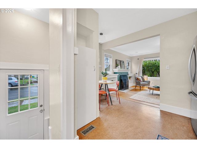 6106 Se CLINTON St, Portland, OR 97206