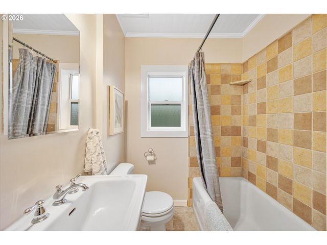 6106 Se CLINTON St, Portland, OR 97206